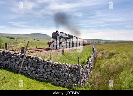 La vapeur à Armoy Dalesman spécial sur la ligne de chemin de fer Carlisle-, avec le Pen-y-Ghent pointe sur l'horizon, le Yorkshire Dales National Park, Royaume-Uni. Banque D'Images