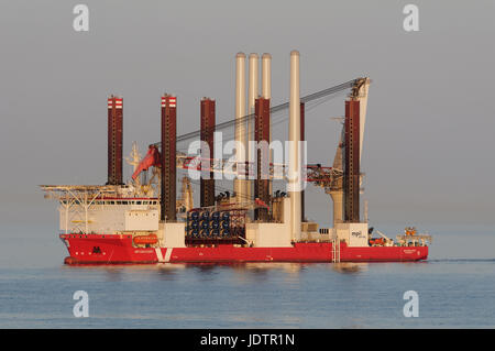 Le MPI Discovery Jack-Up navire de construction à l'éolien offshore Rampion, Angleterre. Banque D'Images