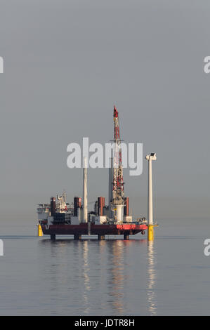 Le MPI Discovery Jack-Up navire de construction à l'éolien offshore Rampion, Angleterre. Banque D'Images