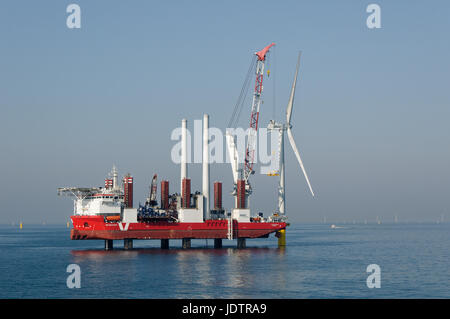 Le MPI Discovery Jack-Up navire de construction à l'éolien offshore Rampion, Angleterre. Banque D'Images