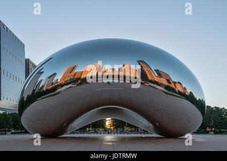 Tôt le matin, photo au Millennium Park Chicago, montrant le bean et réflexions des gratte-ciel . Banque D'Images