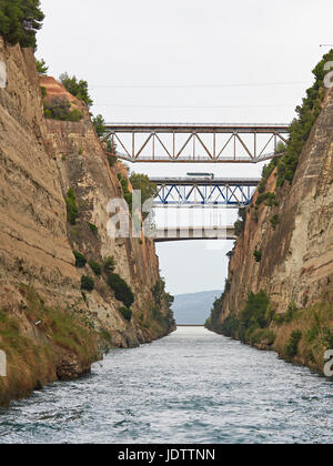 Canal de Corinthe relie le golfe de Corinthe avec la mer Egée, et coupe la terre qui sépare le Péloponnèse de la Grèce continentale Banque D'Images