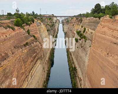 Canal de Corinthe relie le golfe de Corinthe avec la mer Egée, et coupe la terre qui sépare le Péloponnèse de la Grèce continentale Banque D'Images