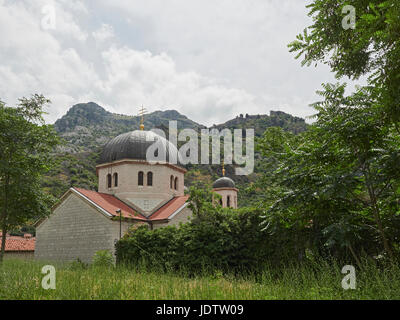 Dans la baie de Kotor Kotor Monténégro avec les murs de la ville et l'église de Notre-Dame du remède ou la santé dans l'arrière-plan et l'église Saint-Nicolas Banque D'Images