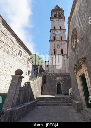 Perast dans la baie de Kotor Monténégro site du patrimoine mondial de l'UNESCO avec la tour de St Nicholas church Banque D'Images