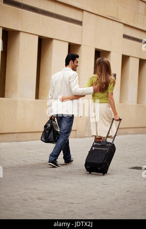 Couple en train de marcher avec assurance Banque D'Images