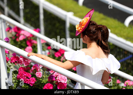 Wrynne Racegoer Jennifer, de County Leitrim en Irlande, dans la parade pendant la deuxième journée du Royal Ascot à Ascot Racecourse. Banque D'Images