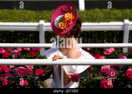 Wrynne Racegoer Jennifer, de County Leitrim en Irlande, dans la parade pendant la deuxième journée du Royal Ascot à Ascot Racecourse. Banque D'Images