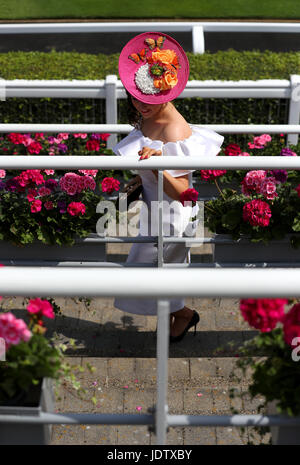 Wrynne Racegoer Jennifer, de County Leitrim en Irlande, dans la parade pendant la deuxième journée du Royal Ascot à Ascot Racecourse. Banque D'Images