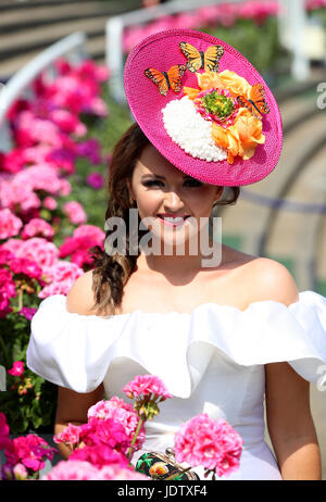 Wrynne Racegoer Jennifer, de County Leitrim en Irlande, dans la parade pendant la deuxième journée du Royal Ascot à Ascot Racecourse. Banque D'Images