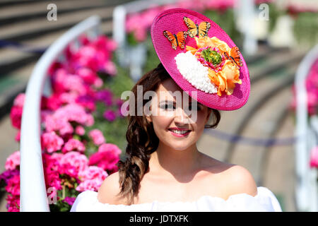 Wrynne Racegoer Jennifer, de County Leitrim en Irlande, dans la parade pendant la deuxième journée du Royal Ascot à Ascot Racecourse. Banque D'Images