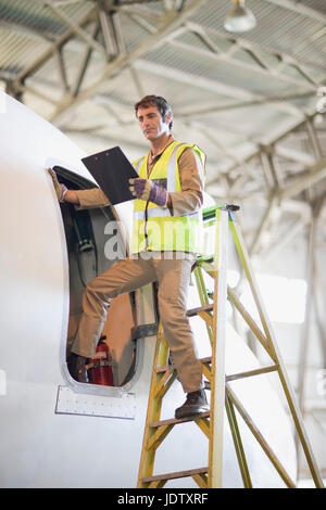 Avion avion worker checking Banque D'Images