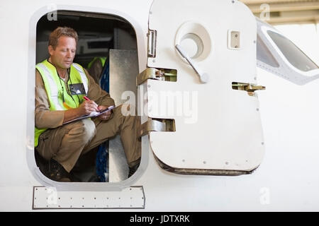 Avion avion worker checking Banque D'Images