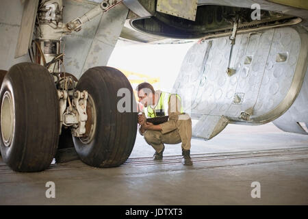 Avion avion worker checking Banque D'Images