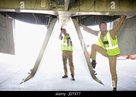 Les travailleurs d'aéronefs avion vérification Banque D'Images