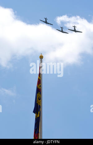 Avions de combat de la RAF Battle of Britain Memorial Flight Fighters à Queen's Birthday Flypast au-dessus du palais de Buckingham après avoir troopé le Colour 2017 à Londres, Royaume-Uni Banque D'Images