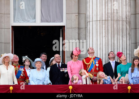 Famille royale sur le balcon pour le Queens Birthday Flypast après Trooping the Colour 2017 dans le Mall, Londres, Royaume-Uni. Reine, Prince Philip & enfants Banque D'Images