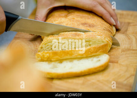 Close up of chef slicing pain Banque D'Images