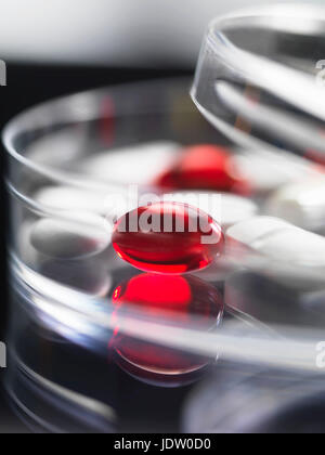 Close up of pills in jar claire Banque D'Images