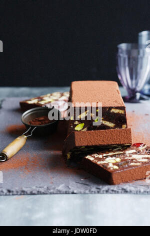 Tranches de gâteau au chocolat à bord Banque D'Images