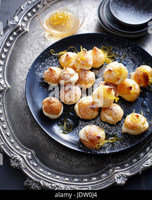 Assiette de profiteroles avec orange peel Banque D'Images