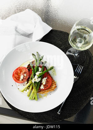 Assiette de poisson, les asperges et tomates Banque D'Images