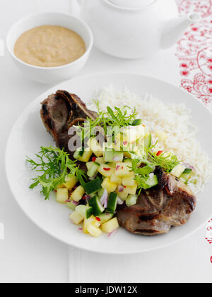 Assiette de viande avec des légumes hachés Banque D'Images