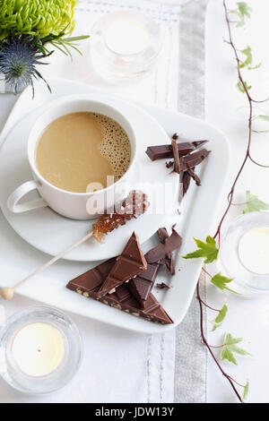 Tasse de café avec des morceaux de chocolat Banque D'Images