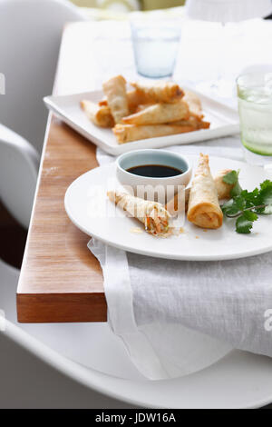 Assiette de rouleaux de printemps et sauce Banque D'Images