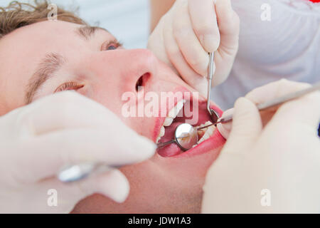 Les dentistes travaillant sur les dents des patients Banque D'Images