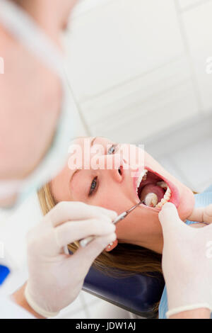 Dentiste travaillant sur les dents des patients Banque D'Images