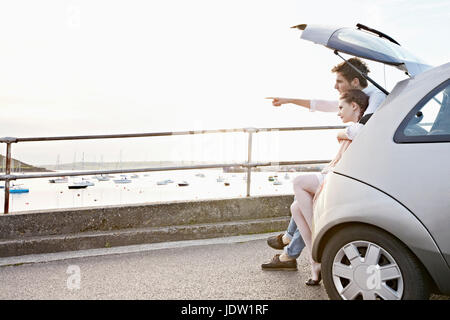 Couple à la recherche de coffre de voiture Banque D'Images