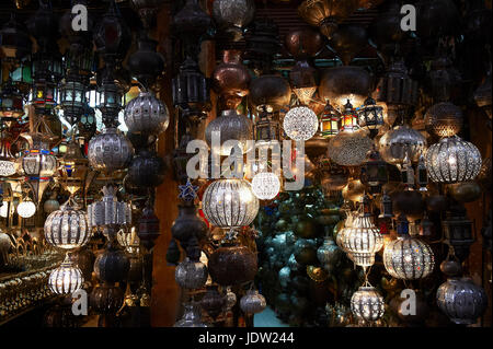 Lanternes en métal orné de vente au marché intérieur Banque D'Images