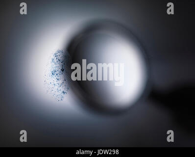 Dans le cadre d'empreintes digitales loupe Banque D'Images