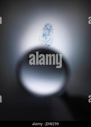 Dans le cadre d'empreintes digitales loupe Banque D'Images