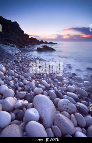 La vaisselle des vagues on Rocky beach Banque D'Images