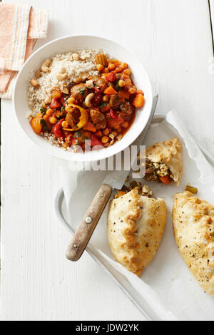 Assiette de tajine d'agneau avec des pâtisseries maison Banque D'Images