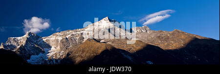 Snowy mountaintop et ciel bleu Banque D'Images