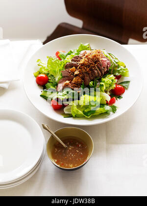 Assiette de salade de boeuf avec sauce Banque D'Images