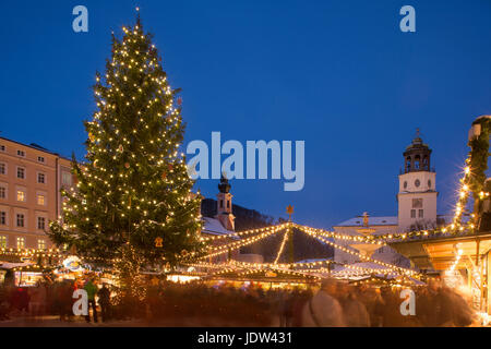 Dans l'arbre de Noël Marché de Noël, Salzbourg, Autriche Banque D'Images