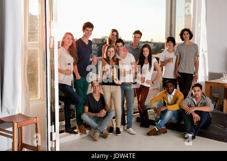 Groupe d'amis à house party sur balcon Banque D'Images