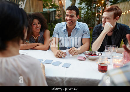 Jeu de cartes jeu d'amis at garden party Banque D'Images