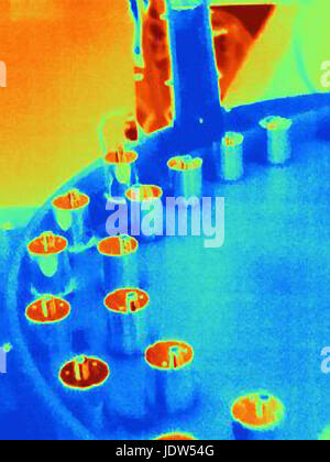 Image thermique de petites pièces usinées qui sortent d'une machine à commande numérique Banque D'Images
