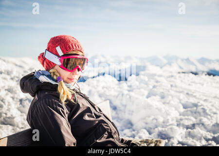 Portrait de la skieuse femelle Kitzbuhel, Tyrol, Autriche Banque D'Images