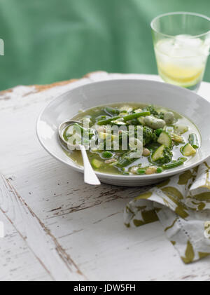 Bol de soupe au pistou du printemps avec les courgettes et les haricots Banque D'Images