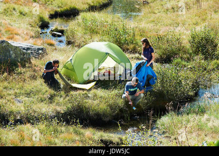 Trois personnes camping par flux, Chamonix, Haute Savoie, France Banque D'Images