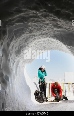 Deux alpinistes dans la caverne de glace Banque D'Images