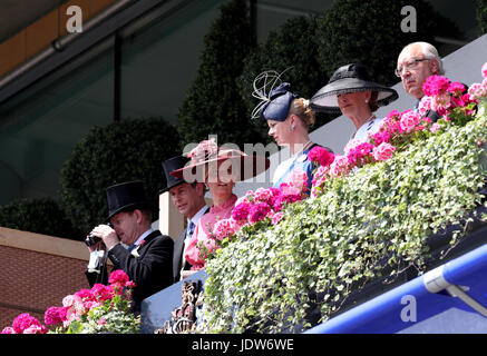 Sophie, comtesse de Wessex (troisième à gauche) et le Prince Edward, comte de Wessex (deuxième à gauche) dans la loge royale au cours de la deuxième journée du Royal Ascot à Ascot Racecourse. Banque D'Images