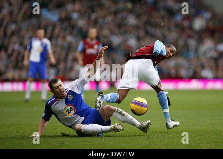 LUKE YOUNG & BRETT EMERTON, ASTON VILLA V Blackburn Rovers VILLA PARK BIRMINGHAM ENGLAND 26 Janvier 2008 Banque D'Images