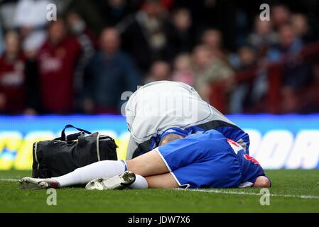 MATT DERBYSHIRE BLESSURE ASTON VILLA V Blackburn Rovers VILLA PARK BIRMINGHAM ENGLAND 26 Janvier 2008 Banque D'Images